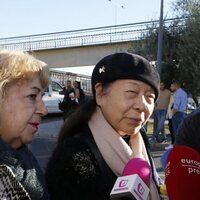 Junco, viuda de Bernardo Pantoja, atendiendo a los medios en el tanatorio de su marido