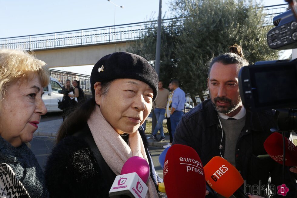 Junco, viuda de Bernardo Pantoja, atendiendo a los medios en el tanatorio de su marido