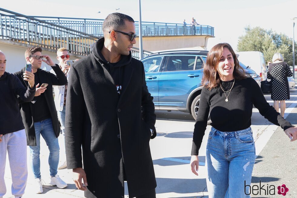 Anabel Pantoja y Yulen Pereira y a la salida del tanatorio