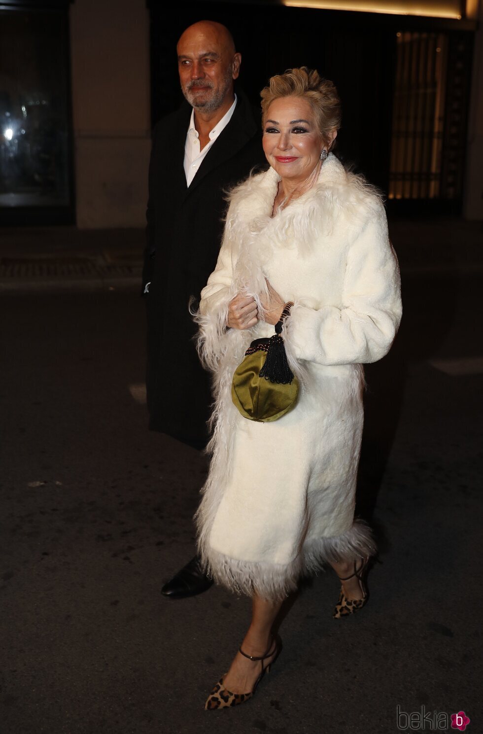 Ana Rosa Quintana y su marido llegando a la fiesta de Navidad 2022 de Unicorn