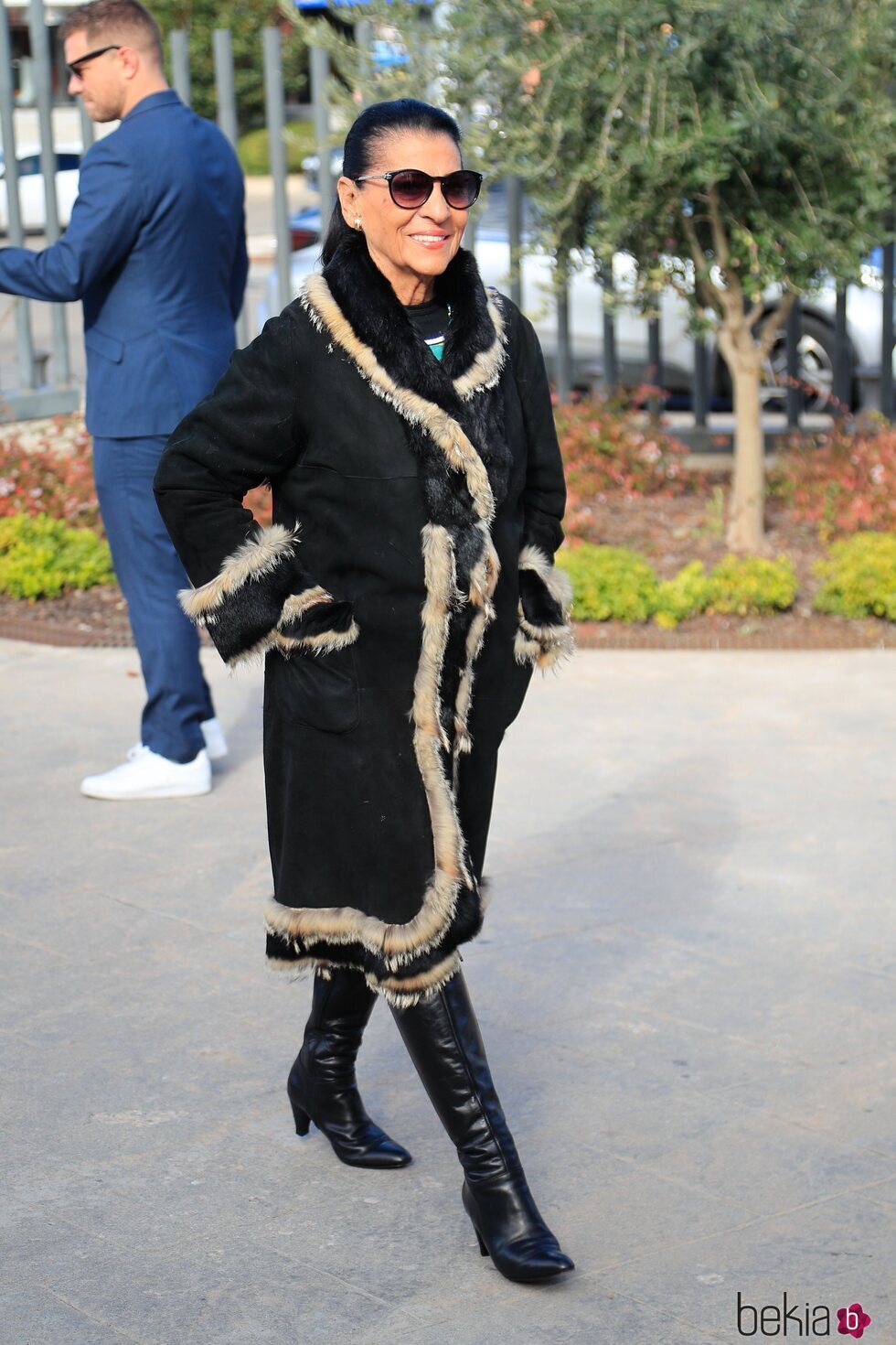 Carmen Flores llegando al bautizo de Nala, hija de Elena Furiase