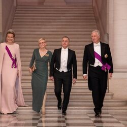 Felipe y Matilde de Bélgica con el Presidente de Suiza y su esposa en una cena de Estado en el Palacio Real de Bruselas