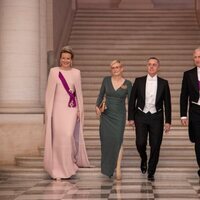 Felipe y Matilde de Bélgica con el Presidente de Suiza y su esposa en una cena de Estado en el Palacio Real de Bruselas