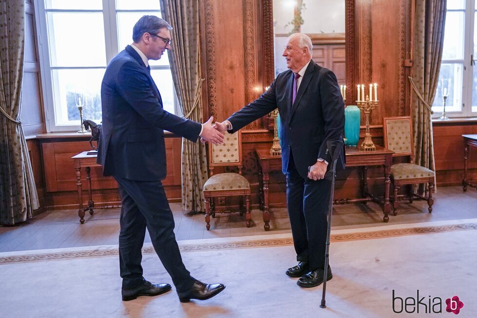 Harald de Noruega recibe al Presidente de Serbia tras recuperarse de un resfriado