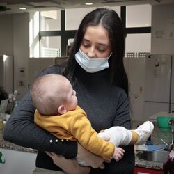 Victoria Federica sujetando en brazos a un niño en un acto de la fundación Ronald McDonald