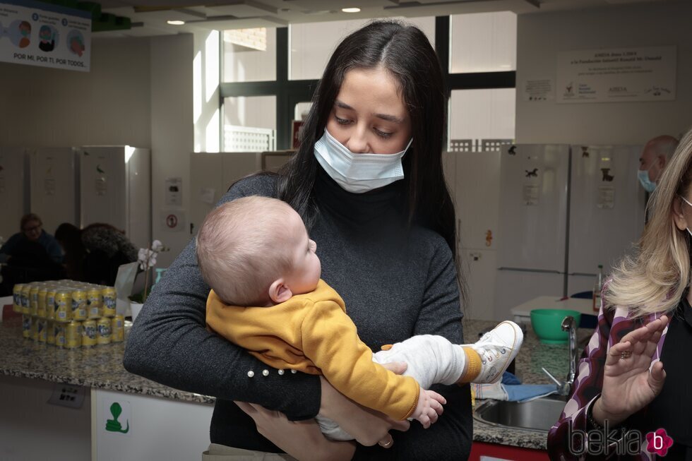 Victoria Federica sujetando en brazos a un niño en un acto de la fundación Ronald McDonald