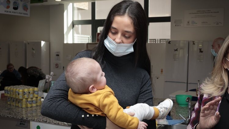 Victoria Federica sujetando en brazos a un niño en un acto de la fundación Ronald McDonald