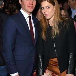 Beatriz de York y Edoardo Mapelli Mozzi en el concierto navideño de St James en Londres