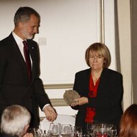 Pilar Bonet y los Reyes Felipe y Letizia en la entrega del Premio Francisco Cerecedo a Pilar Bonet