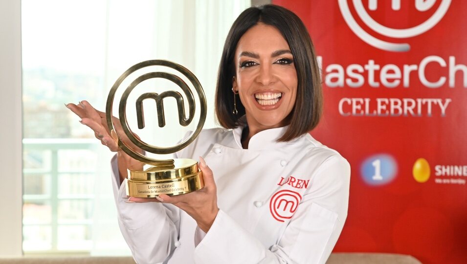 Lorena Castell posa con su premio de 'Masterchef Celebrity 7'