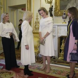 La Reina Camilla y Matilde de Bélgica hablando en presencia de Sophie de Wessex y Rania de Jordania en Buckingham Palace