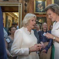 La Reina Camilla y Matilde de Bélgica en una recepción contra la violencia de género en Buckingham Palace