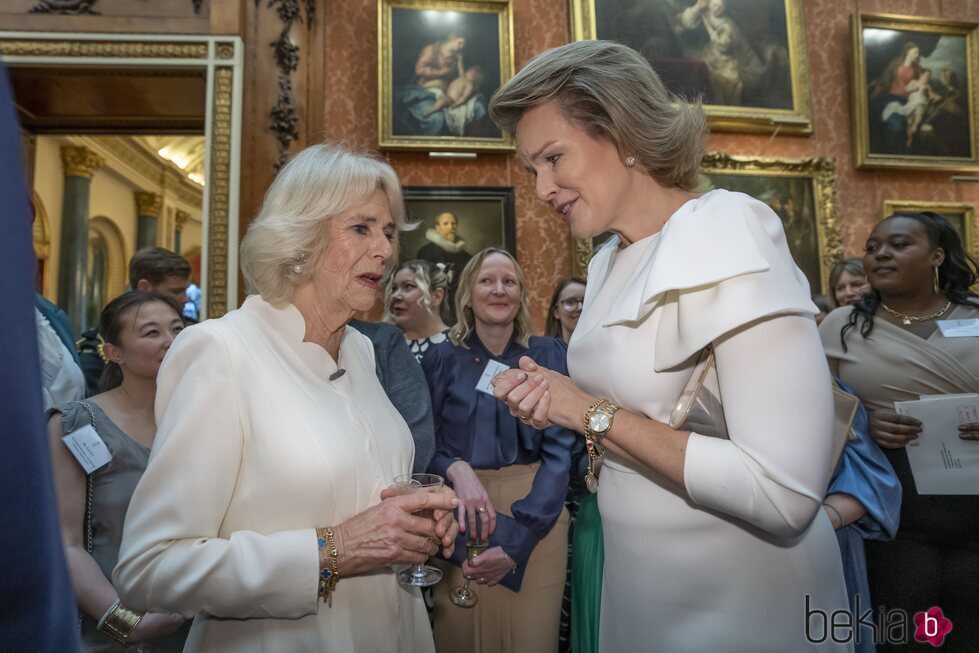 La Reina Camilla y Matilde de Bélgica en una recepción contra la violencia de género en Buckingham Palace