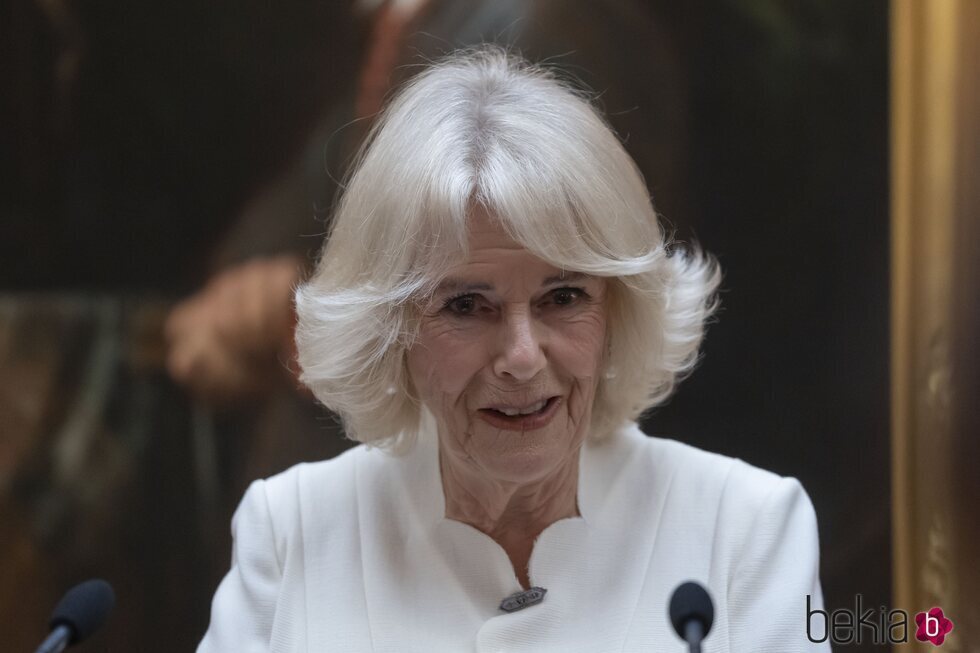 La Reina Camilla en su primera recepción como Reina en Buckingham Palace