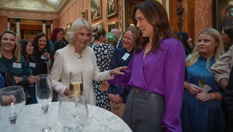 La Reina Camilla y Mary de Dinamarca muy cómplices en una recepción contra la violencia de género en Buckingham Palace