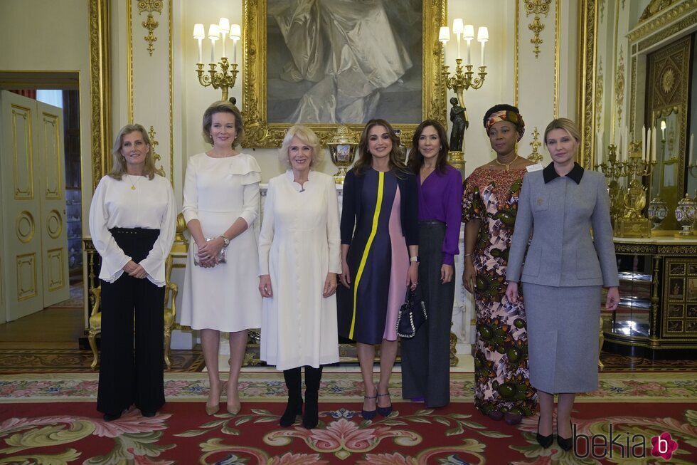 Sophie de Wessex, Matilde de Bélgica, la Reina Camilla, Mary de Dinamarca, Rania de Jordania y Olena Zelenska en una recepción contra la violencia de géner