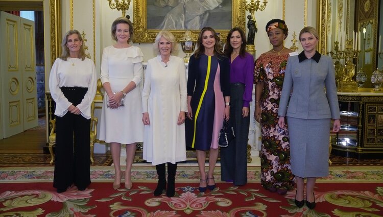 Sophie de Wessex, Matilde de Bélgica, la Reina Camilla, Mary de Dinamarca, Rania de Jordania y Olena Zelenska en una recepción contra la violencia de géner