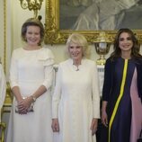 Sophie de Wessex, Matilde de Bélgica, la Reina Camilla, Mary de Dinamarca y Rania de Jordania en una recepción contra la violencia de género en Buckingham 