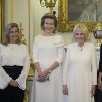 Sophie de Wessex, Matilde de Bélgica, la Reina Camilla, Mary de Dinamarca y Rania de Jordania en una recepción contra la violencia de género en Buckingham 