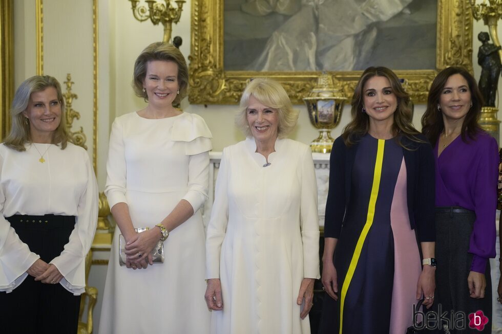 Sophie de Wessex, Matilde de Bélgica, la Reina Camilla, Mary de Dinamarca y Rania de Jordania en una recepción contra la violencia de género en Buckingham 