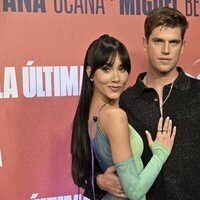 Aitana Ocaña y Miguel Bernardeau, acaramelados en el estreno de 'La última'