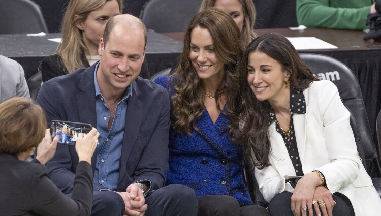 El Príncipe Guillermo y Kate Middleton posando para una foto en un partido de la NBA entre los Boston Celtics y Miami Heat