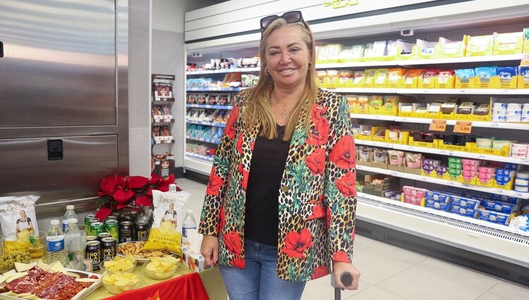 Belén Esteban posa en un supermercado con sus patatas