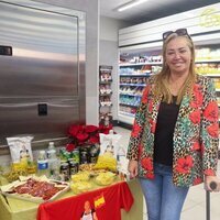 Belén Esteban posa en un supermercado con sus patatas