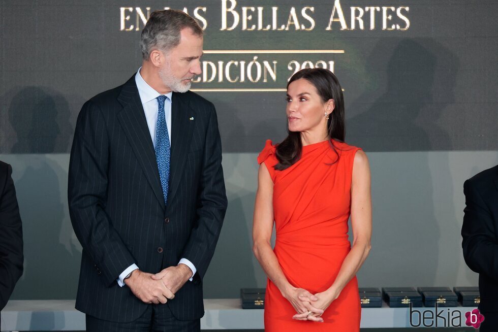 Los Reyes Felipe y Letizia muy cómplices en la entrega de las Medallas de Oro al Mérito en las Bellas Artes 2021