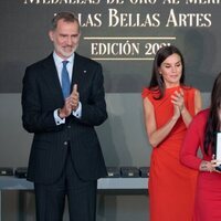 Los Reyes Felipe y Letizia con Elisa García, hija de Almudena Grandes, en la entrada de las Medallas de Oro al Mérito en las Bellas Artes 2021