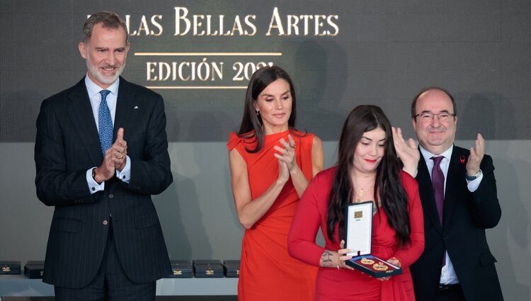 Los Reyes Felipe y Letizia con Elisa García, hija de Almudena Grandes, en la entrada de las Medallas de Oro al Mérito en las Bellas Artes 2021