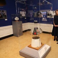 El Príncipe Guillermo con Caroline Kennedy y su hijo Jack Schlossberg en la John F. Kennedy Presidential Library and Museum de Boston