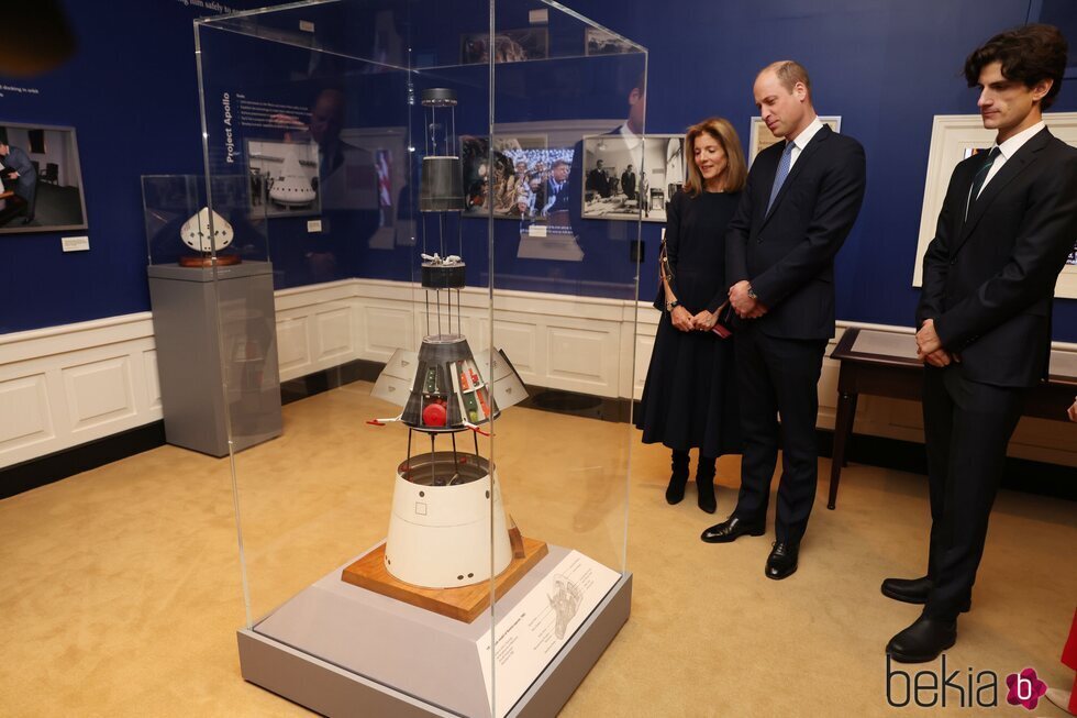 El Príncipe Guillermo con Caroline Kennedy y su hijo Jack Schlossberg en la John F. Kennedy Presidential Library and Museum de Boston