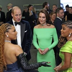 El Príncipe Guillermo y Kate Middleton hablando con Chloe Bailey y Halle Bailey en los Earthshot Prize 2022