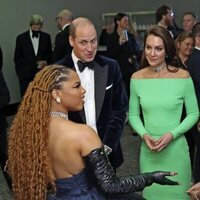 El Príncipe Guillermo y Kate Middleton hablando con Chloe Bailey y Halle Bailey en los Earthshot Prize 2022