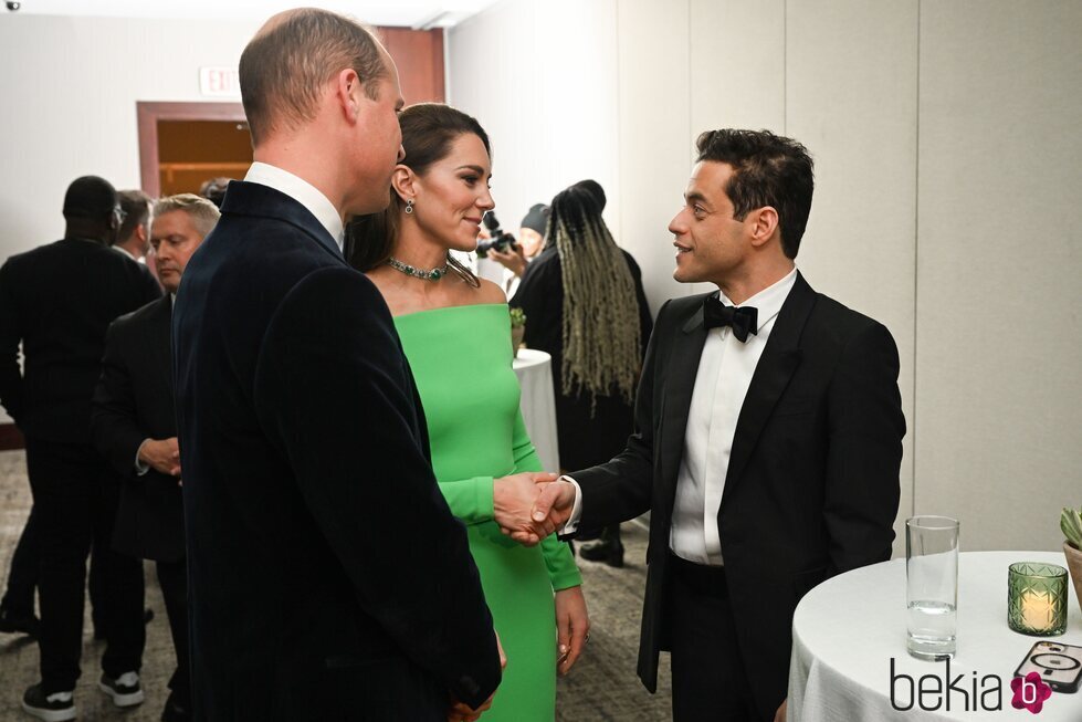 El Príncipe Guillermo y Kate Middleton hablando con Rami Malek en los Earthshot Prize 2022