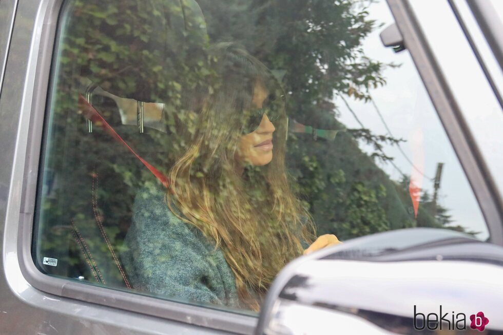 Sara Carbonero en el coche después de salir del hospital