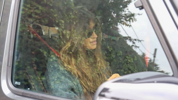 Sara Carbonero en el coche después de salir del hospital