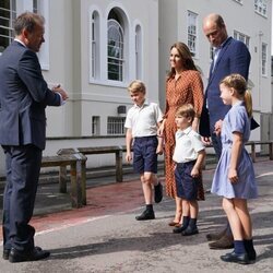 Los Príncipes George, Charlotte y Louis con sus padres en su primer día de colegio en Lambrook School