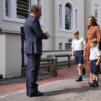 Los Príncipes George, Charlotte y Louis con sus padres en su primer día de colegio en Lambrook School