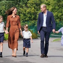 El Príncipe Guillermo y Kate Middleton y sus hijos George, Charlotte y Louis en su primer día de colegio en Lambrook School