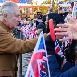 El Rey Carlos III saludando a la gente en Luton