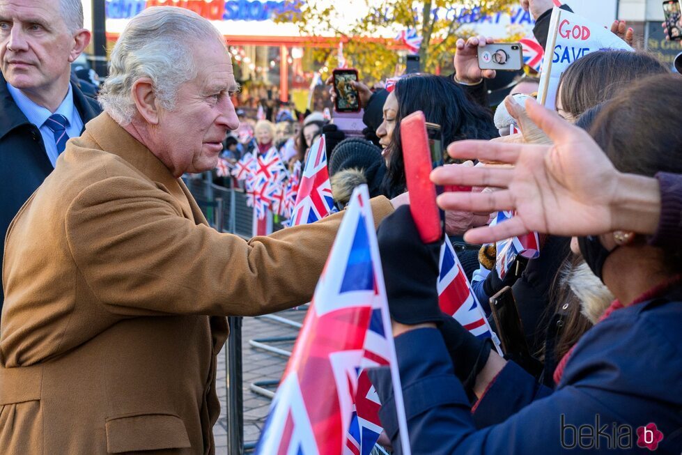 El Rey Carlos III saludando a la gente en Luton