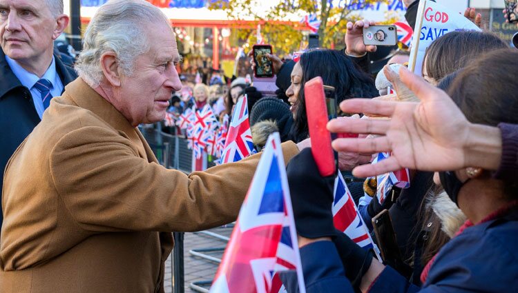 El Rey Carlos III saludando a la gente en Luton