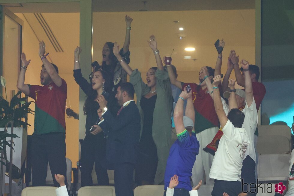 Georgina Rodríguez viendo un partido de Portugal con sus amigos en el Mundial de Qatar 2022