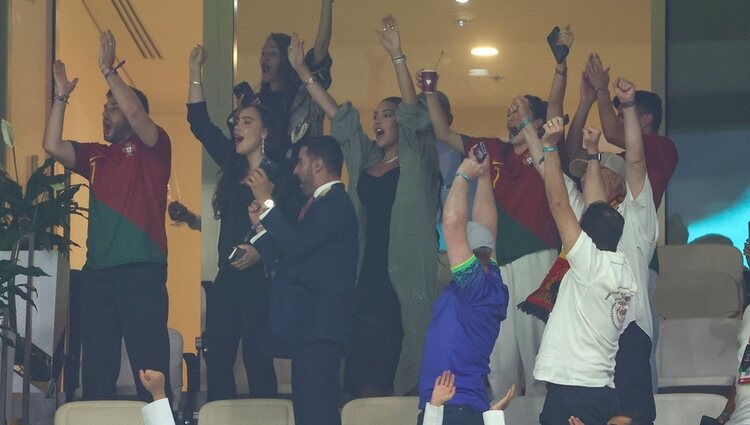 Georgina Rodríguez viendo un partido de Portugal con sus amigos en el Mundial de Qatar 2022