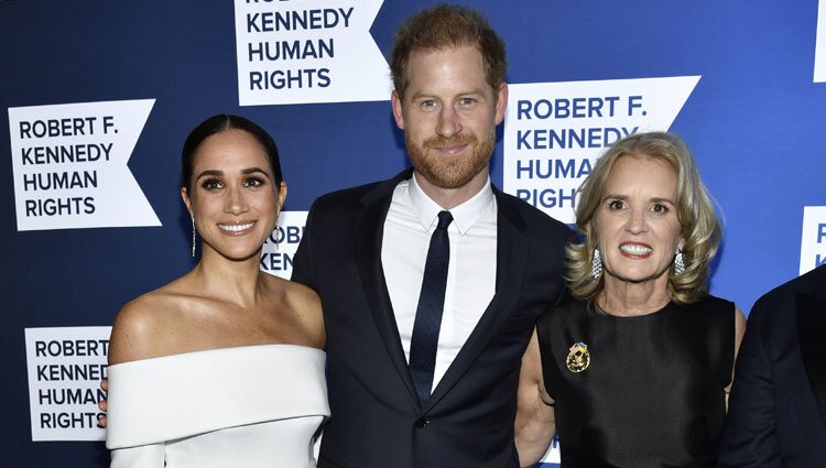 El Príncipe Harry y Meghan Markle con Kerry Kennedy en la gala Robert F. Kennedy Human Rights Ripple of Hope 2022