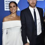 El Príncipe Harry y Meghan Markle posando en la gala Robert F. Kennedy Human Rights Ripple of Hope 2022 en Nueva York