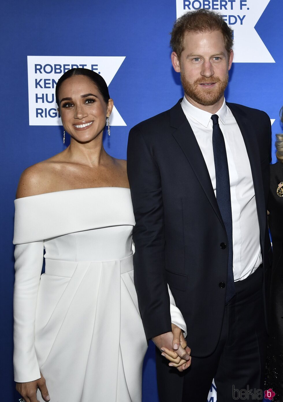 El Príncipe Harry y Meghan Markle posando en la gala Robert F. Kennedy Human Rights Ripple of Hope 2022 en Nueva York