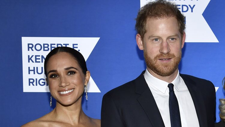 El Príncipe Harry y Meghan Markle posando en la gala Robert F. Kennedy Human Rights Ripple of Hope 2022 en Nueva York